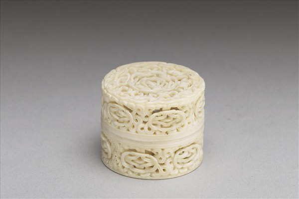 象牙鏤雕活紋連鏈圓盒