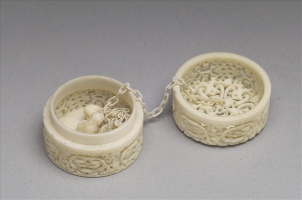 象牙鏤雕活紋連鏈圓盒