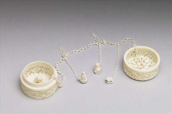 象牙鏤雕活紋連鏈圓盒