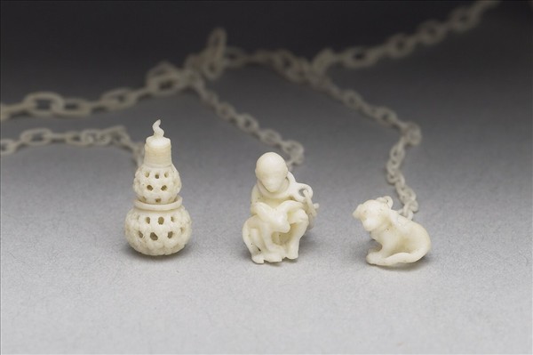 象牙鏤雕活紋連鏈圓盒