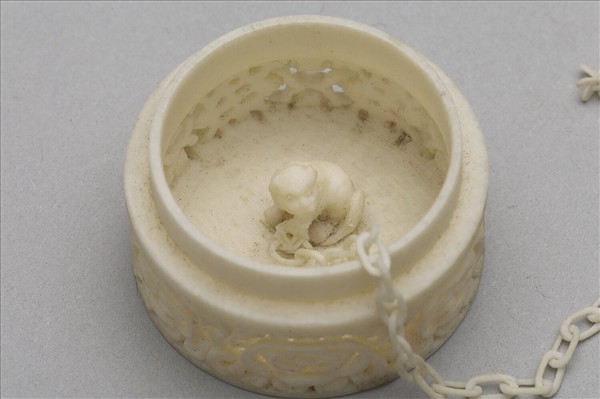 象牙鏤雕活紋連鏈圓盒