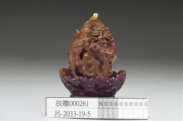 核桃核雕靜聽松風扇墜