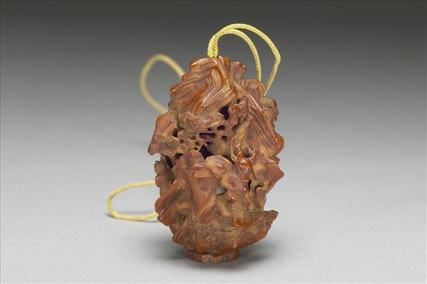 核桃核雕靜聽松風扇墜