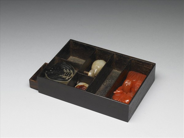 戧金描漆龍鳳紋箱