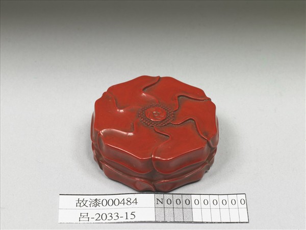 紅漆六瓣花式盒