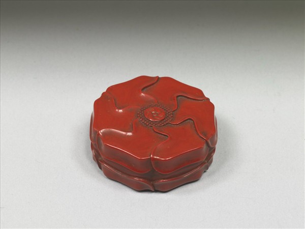 紅漆六瓣花式盒