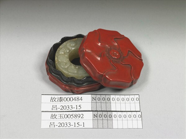 紅漆六瓣花式盒