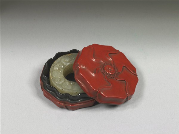 紅漆六瓣花式盒