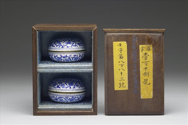 銅胎畫琺瑯白地藍花圓盒