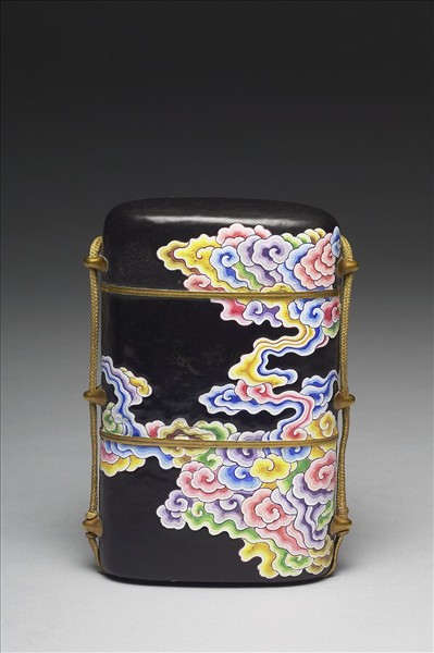 銅胎畫琺瑯黑地五彩雲紋穿帶盒