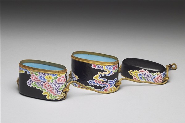 銅胎畫琺瑯黑地五彩雲紋穿帶盒