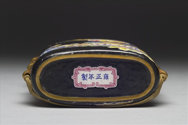 銅胎畫琺瑯黑地五彩雲紋穿帶盒