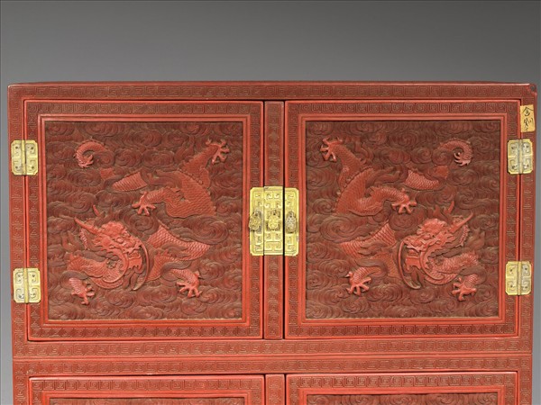 剔紅雲龍櫃