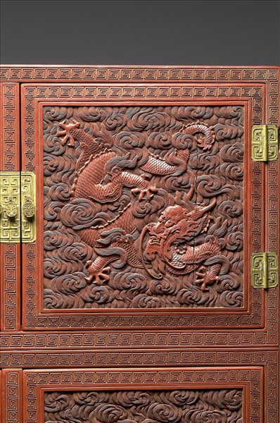 剔紅雲龍櫃