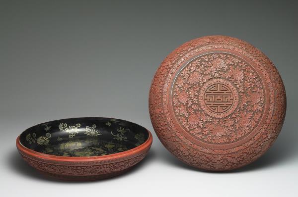 剔紅月季花捧盒