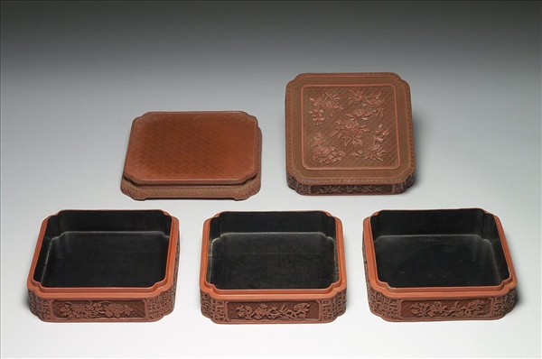 剔紅花卉紋三層套盒