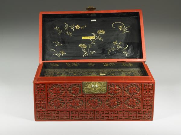 剔彩博古圖長方匣