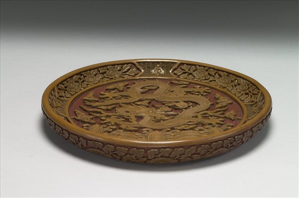 剔黃山海雲龍紋圓盤