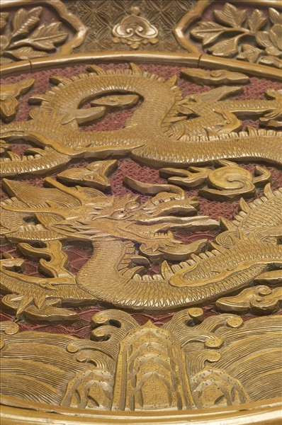 剔黃山海雲龍紋圓盤