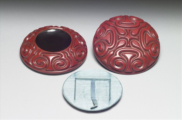 剔紅如意雲紋圓盒