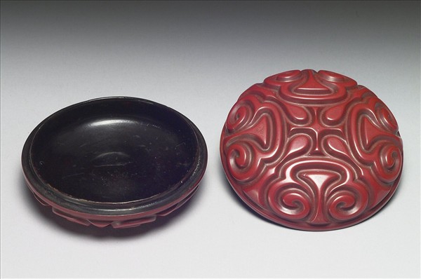 剔紅如意雲紋圓盒