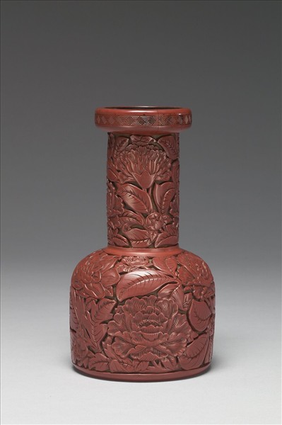 剔紅花卉長頸瓶