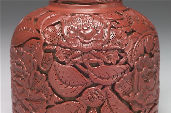 剔紅花卉長頸瓶