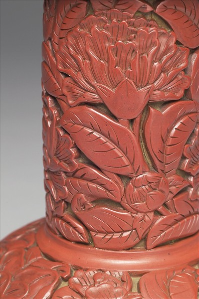 剔紅花卉長頸瓶