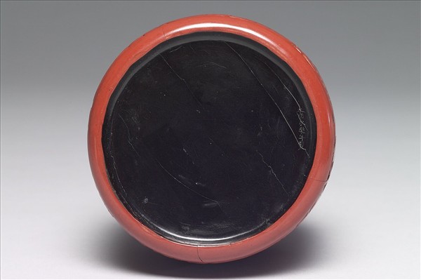 剔紅花卉長頸瓶