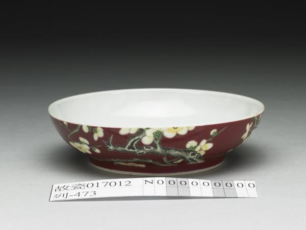 琺瑯彩瓷紅地白梅碟