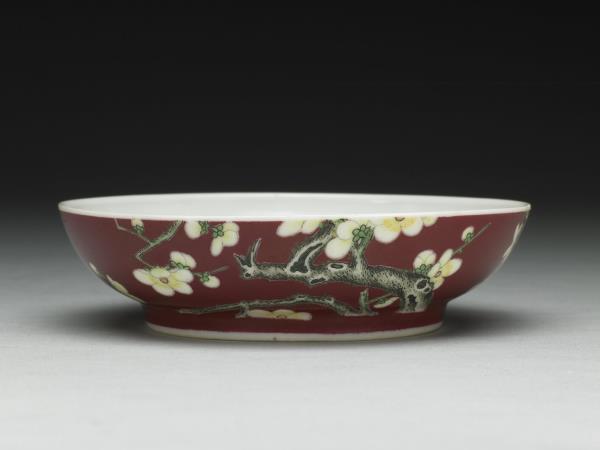 琺瑯彩瓷紅地白梅碟