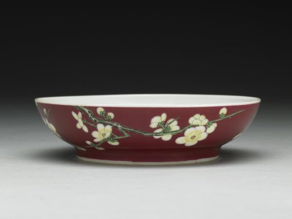 琺瑯彩瓷紅地白梅碟