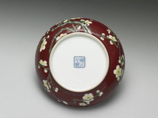 琺瑯彩瓷紅地白梅碟