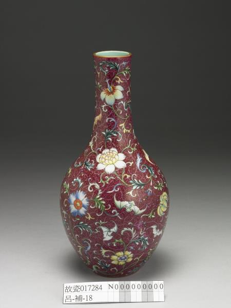 洋彩紅地剔花花卉膽瓶