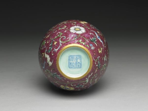 洋彩紅地剔花花卉膽瓶