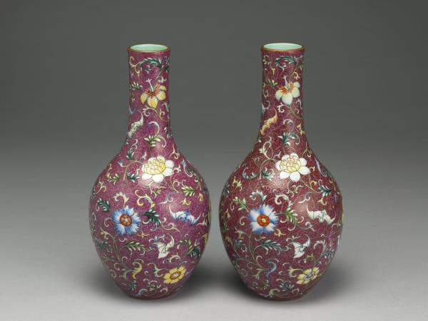 洋彩紅地剔花花卉膽瓶