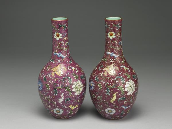 洋彩紅地剔花花卉膽瓶