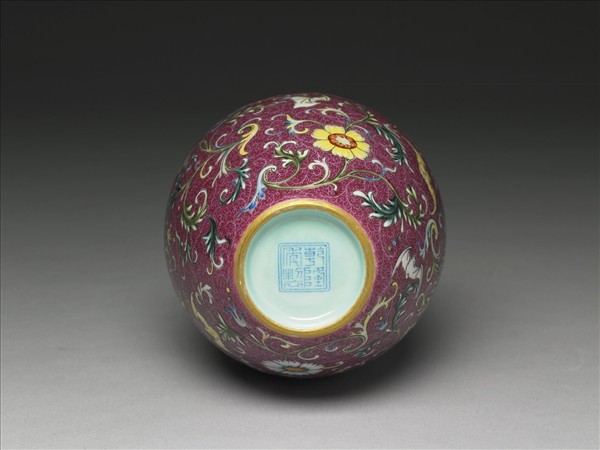 磁胎洋彩紅地錦上添花膽瓶