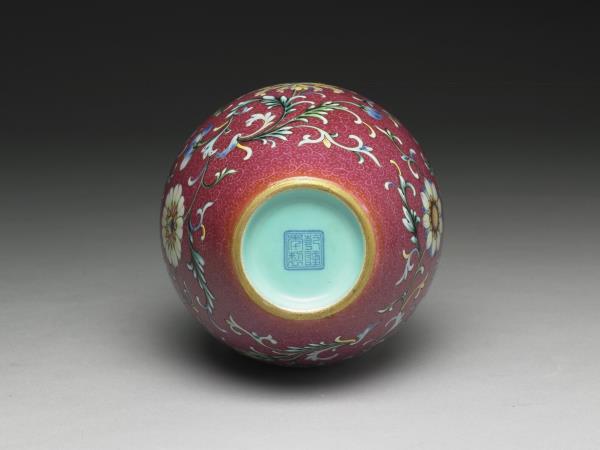 洋彩紅地錦上添花膽瓶