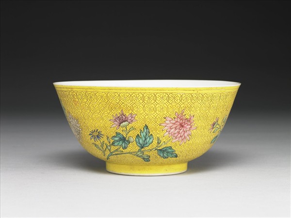 琺瑯彩黃地剔花菊花碗