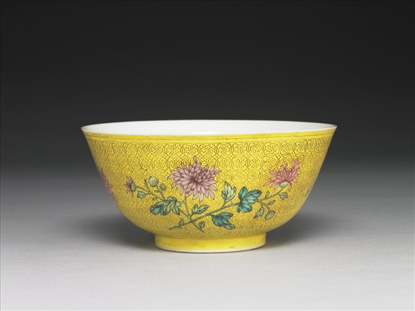 琺瑯彩黃地剔花菊花碗