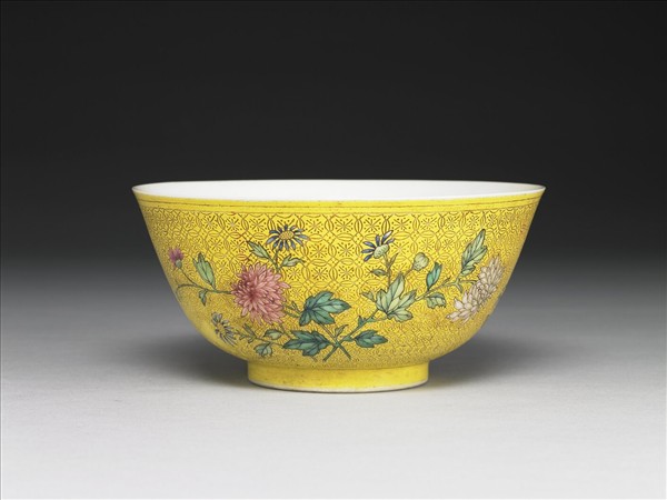 琺瑯彩黃地剔花菊花碗