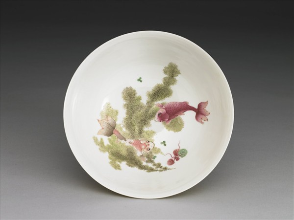 琺瑯彩黃地剔花菊花碗