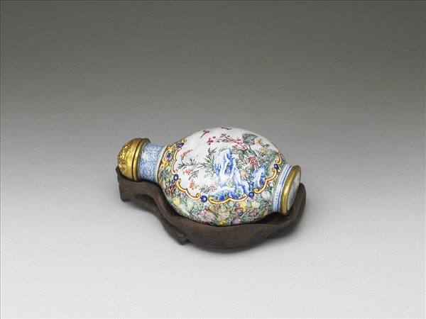 銅胎畫琺瑯蝙蝠花卉紋鼻煙壺