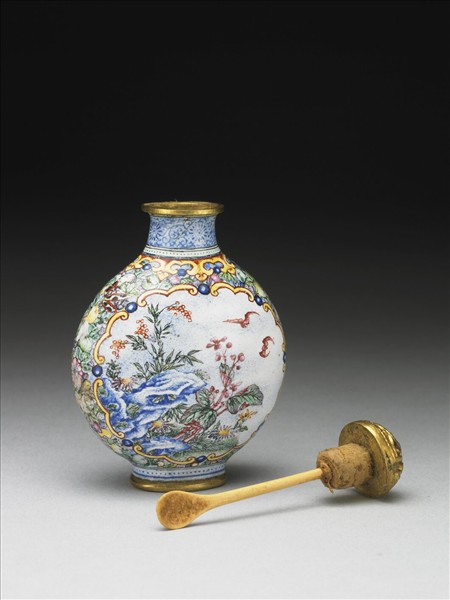 銅胎畫琺瑯蝙蝠花卉紋鼻煙壺