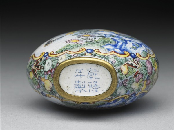 銅胎畫琺瑯蝙蝠花卉紋鼻煙壺