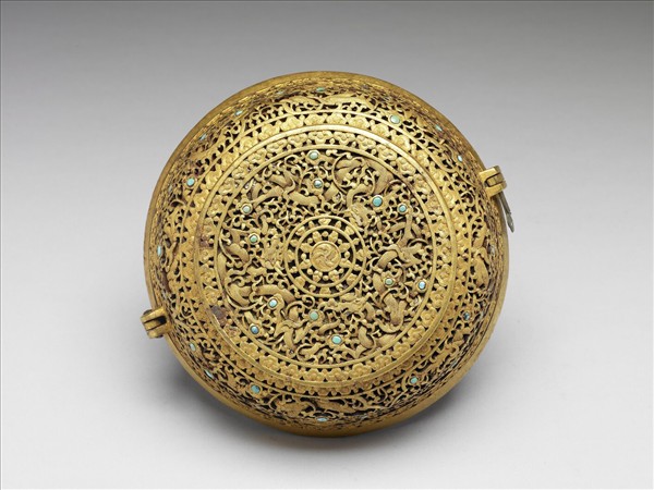 鐵鍍金鏤空雲龍八寶紋盒