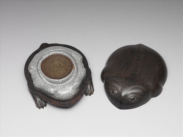 Toad-shaped porcelain inkstone in Ge-ware glaze by Unknown artist