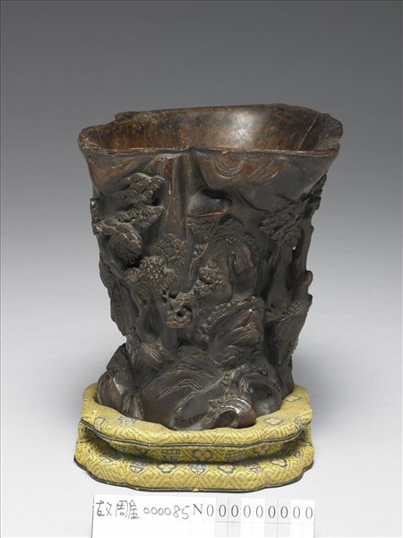 沉香木雕山水筆筒