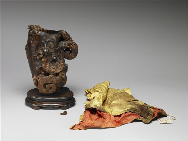 茄楠木雕螭虎龍尾觥